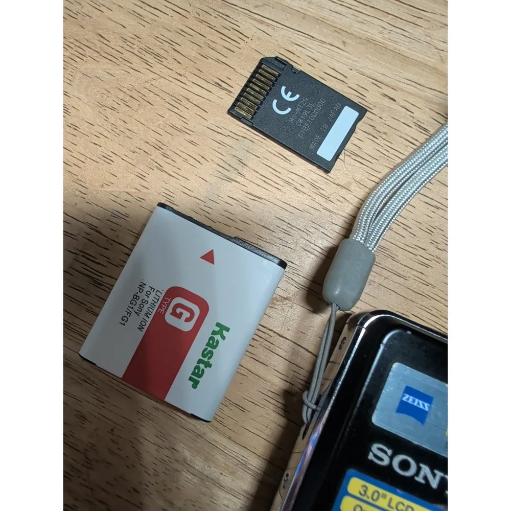 Sony Cyber-shot DSC-W230 12.1MP Digital Camera 2GB New Bat & Charger Icon Case